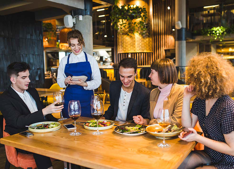 clientes a la mesa de un restaurante